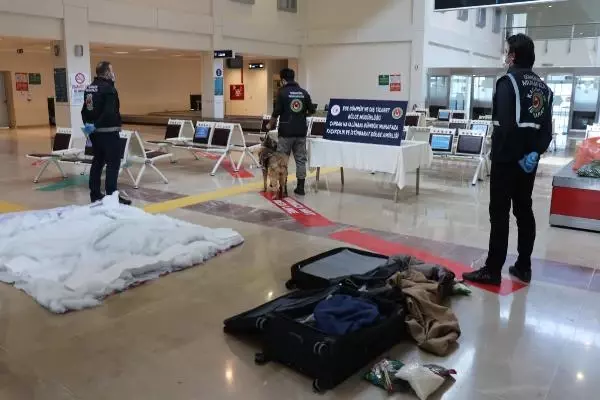 İranlı yolcunun yorgana gizlediği 1 kilo 584 gram uyuşturucuyu narkotik köpeği 'Yappa' buldu İranlı yolcunun yorgana gizlediği 1 kilo 584 gram uyuşturucuyu narkotik köpeği 'Yappa' buldu