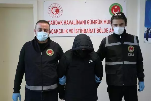 İranlı yolcunun yorgana gizlediği 1 kilo 584 gram uyuşturucuyu narkotik köpeği 'Yappa' buldu İranlı yolcunun yorgana gizlediği 1 kilo 584 gram uyuşturucuyu narkotik köpeği 'Yappa' buldu