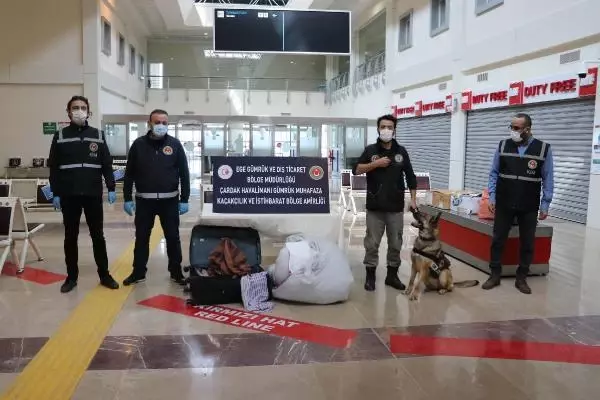 İranlı yolcunun yorgana gizlediği 1 kilo 584 gram uyuşturucuyu narkotik köpeği 'Yappa' buldu İranlı yolcunun yorgana gizlediği 1 kilo 584 gram uyuşturucuyu narkotik köpeği 'Yappa' buldu
