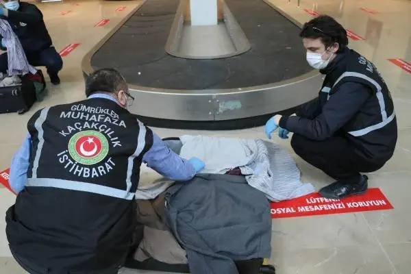 İranlı yolcunun yorgana gizlediği 1 kilo 584 gram uyuşturucuyu narkotik köpeği 'Yappa' buldu İranlı yolcunun yorgana gizlediği 1 kilo 584 gram uyuşturucuyu narkotik köpeği 'Yappa' buldu