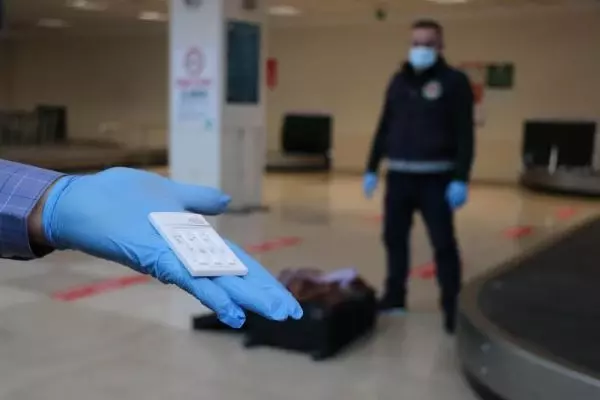 İranlı yolcunun yorgana gizlediği 1 kilo 584 gram uyuşturucuyu narkotik köpeği 'Yappa' buldu İranlı yolcunun yorgana gizlediği 1 kilo 584 gram uyuşturucuyu narkotik köpeği 'Yappa' buldu