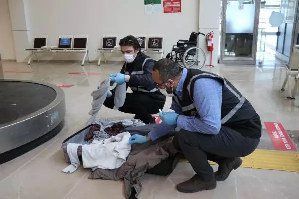 İranlı yolcunun yorgana gizlediği 1 kilo 584 gram uyuşturucuyu narkotik köpeği 'Yappa' buldu İranlı yolcunun yorgana gizlediği 1 kilo 584 gram uyuşturucuyu narkotik köpeği 'Yappa' buldu