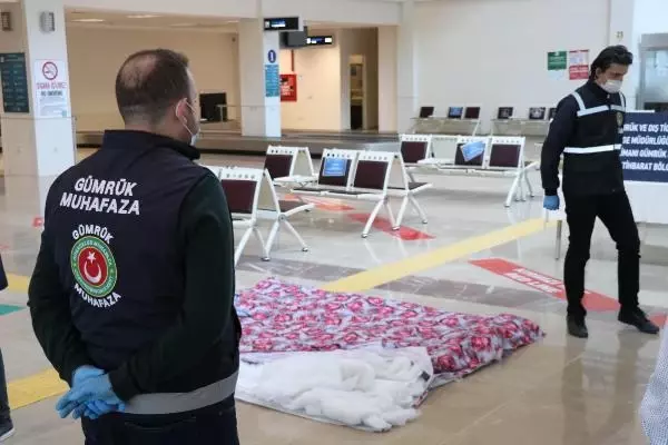 İranlı yolcunun yorgana gizlediği 1 kilo 584 gram uyuşturucuyu narkotik köpeği 'Yappa' buldu İranlı yolcunun yorgana gizlediği 1 kilo 584 gram uyuşturucuyu narkotik köpeği 'Yappa' buldu