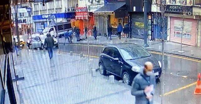 İstanbul'da akılalmaz olay! Otelin camından atlayan şahıs, yoldan geçen vatandaşın üzerine düştü
