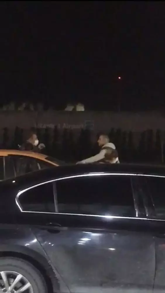 İstanbul'da taksiciye 'yolu uzattın' tokadı kamerada İstanbul'da taksiciye 'yolu uzattın' tokadı kamerada