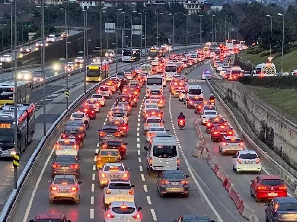 Son dakika haberleri: İSTANBUL'UN YAVAŞLAYAN TRAFİĞİNDE KANSER RİSKİ Son dakika haberleri: İSTANBUL'UN YAVAŞLAYAN TRAFİĞİNDE KANSER RİSKİ