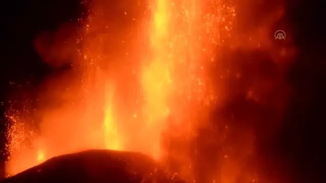 İtalya'daki Etna Yanardağı bir kez daha faaliyete geçti İtalya'daki Etna Yanardağı bir kez daha faaliyete geçti