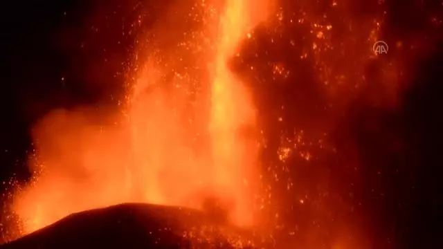 İtalya'daki Etna Yanardağı bir kez daha faaliyete geçti İtalya'daki Etna Yanardağı bir kez daha faaliyete geçti