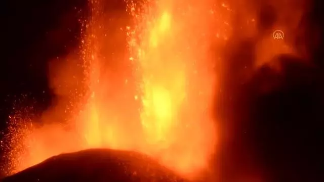 İtalya'daki Etna Yanardağı bir kez daha faaliyete geçti İtalya'daki Etna Yanardağı bir kez daha faaliyete geçti