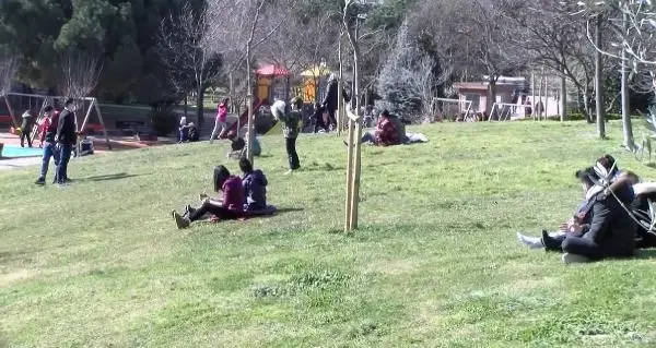 Kadıköy'de kısıtlamanın ikinci gününde yoğunluk yaşandı Kadıköy'de kısıtlamanın ikinci gününde yoğunluk yaşandı