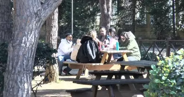 Kadıköy'de kısıtlamanın ikinci gününde yoğunluk yaşandı Kadıköy'de kısıtlamanın ikinci gününde yoğunluk yaşandı