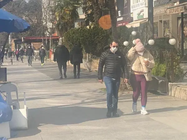 Kadıköy'de kısıtlamanın ikinci gününde yoğunluk yaşandı Kadıköy'de kısıtlamanın ikinci gününde yoğunluk yaşandı