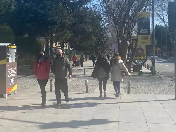 Kadıköy'de kısıtlamanın ikinci gününde yoğunluk yaşandı Kadıköy'de kısıtlamanın ikinci gününde yoğunluk yaşandı
