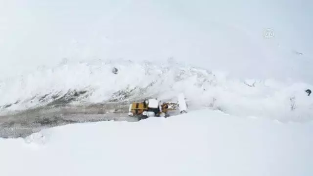 Kar kütlelerinin iş makinelerinin boyunu aştığı köy yolları güçlükle açılıyor Kar kütlelerinin iş makinelerinin boyunu aştığı köy yolları güçlükle açılıyor
