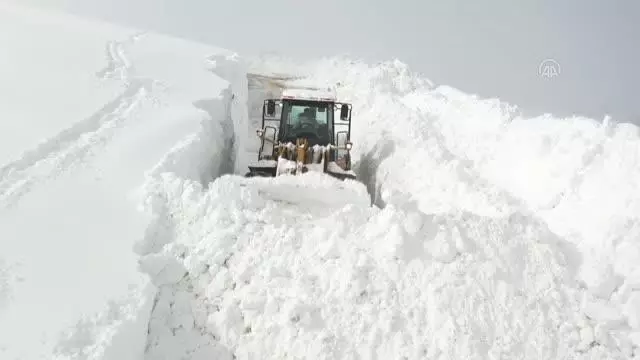 Kar kütlelerinin iş makinelerinin boyunu aştığı köy yolları güçlükle açılıyor Kar kütlelerinin iş makinelerinin boyunu aştığı köy yolları güçlükle açılıyor