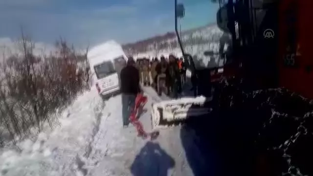 Kar nedeniyle şarampole kayan minibüs ekiplerce kurtarıldı Kar nedeniyle şarampole kayan minibüs ekiplerce kurtarıldı