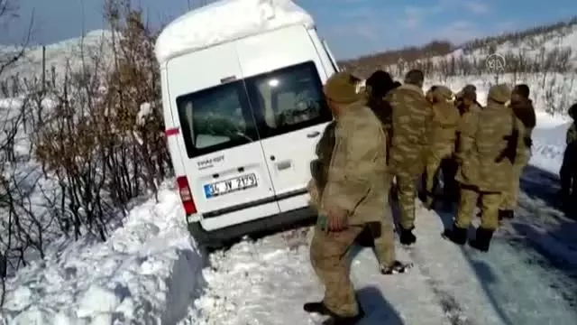 Kar nedeniyle şarampole kayan minibüs ekiplerce kurtarıldı Kar nedeniyle şarampole kayan minibüs ekiplerce kurtarıldı