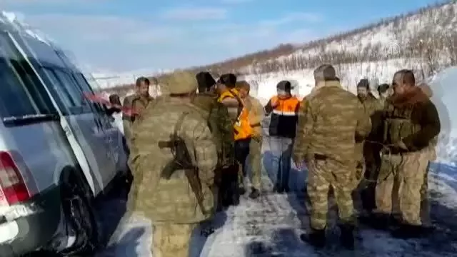 Kar nedeniyle şarampole kayan minibüs ekiplerce kurtarıldı Kar nedeniyle şarampole kayan minibüs ekiplerce kurtarıldı