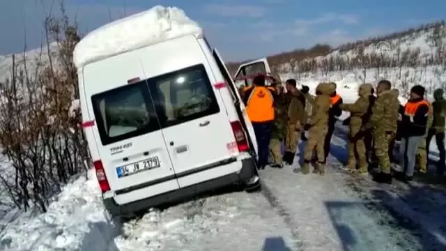 Kar nedeniyle şarampole kayan minibüs ekiplerce kurtarıldı Kar nedeniyle şarampole kayan minibüs ekiplerce kurtarıldı