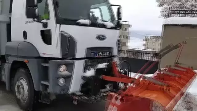 Kar ve tipi nedeniyle 11 köy ile ulaşım sağlanamıyor Kar ve tipi nedeniyle 11 köy ile ulaşım sağlanamıyor