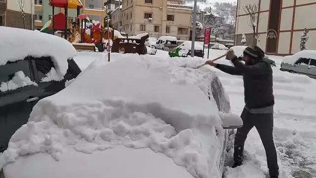 Kar ve tipi nedeniyle 11 köy ile ulaşım sağlanamıyor Kar ve tipi nedeniyle 11 köy ile ulaşım sağlanamıyor