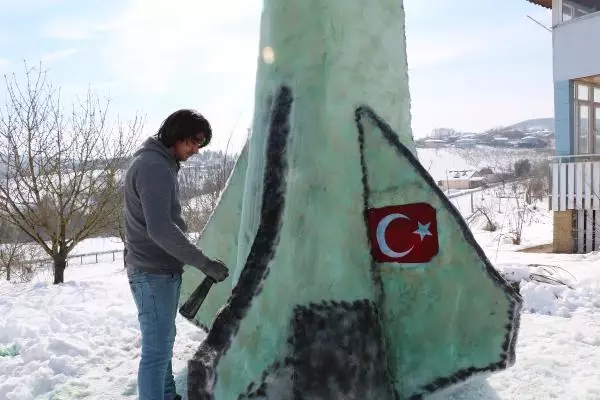 Gündemdeki haberlerden etkilenen vatandaş, kardan 'uzay mekiği' yaptı Gündemdeki haberlerden etkilenen vatandaş, kardan 'uzay mekiği' yaptı