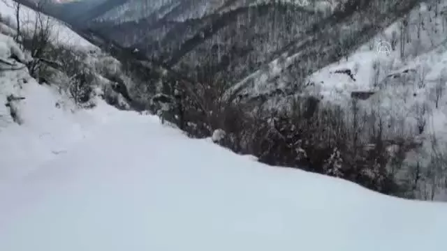 KASTAMONU - Kardan yolları kapanan köydeki yaralı kadına AFAD ve UMKE ekipleri ulaştı (2) KASTAMONU - Kardan yolları kapanan köydeki yaralı kadına AFAD ve UMKE ekipleri ulaştı (2)