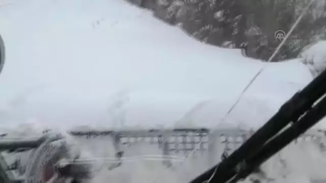 KASTAMONU - Kardan yolları kapanan köydeki yaralı kadına AFAD ve UMKE ekipleri ulaştı (2) KASTAMONU - Kardan yolları kapanan köydeki yaralı kadına AFAD ve UMKE ekipleri ulaştı (2)