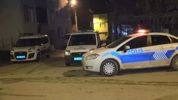 Son dakika haberi... Kısıtlamada 'dur' ihtarına uymayıp polisle çatışan şüpheli kendini vurdu; 1'i yaralı 3 kişi yakalandı Son dakika haberi... Kısıtlamada 'dur' ihtarına uymayıp polisle çatışan şüpheli kendini vurdu; 1'i yaralı 3 kişi yakalandı