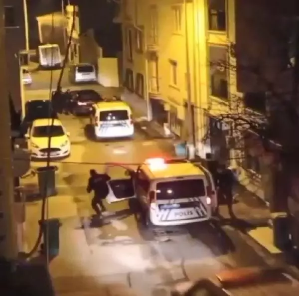 Son dakika haberi... Kısıtlamada 'dur' ihtarına uymayıp polisle çatışan şüpheli kendini vurdu; 1'i yaralı 3 kişi yakalandı Son dakika haberi... Kısıtlamada 'dur' ihtarına uymayıp polisle çatışan şüpheli kendini vurdu; 1'i yaralı 3 kişi yakalandı