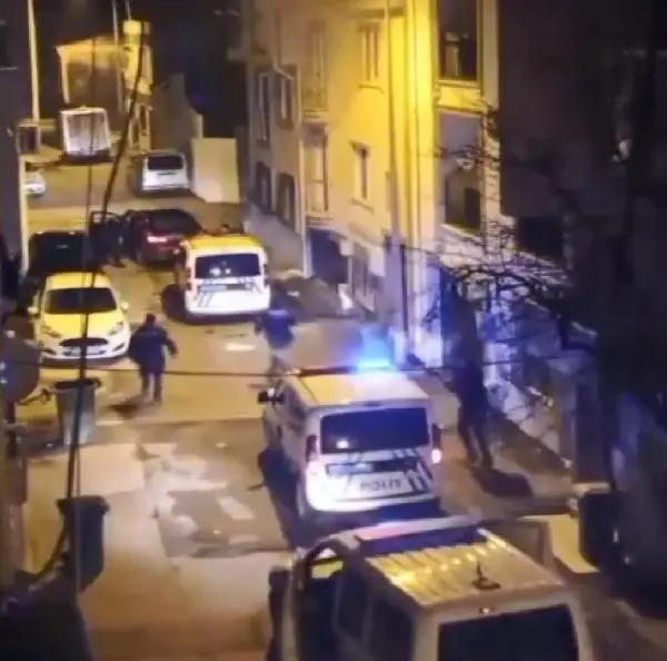 Son dakika haberi... Kısıtlamada 'dur' ihtarına uymayıp polisle çatışan şüpheli kendini vurdu; 1'i yaralı 3 kişi yakalandı Son dakika haberi... Kısıtlamada 'dur' ihtarına uymayıp polisle çatışan şüpheli kendini vurdu; 1'i yaralı 3 kişi yakalandı