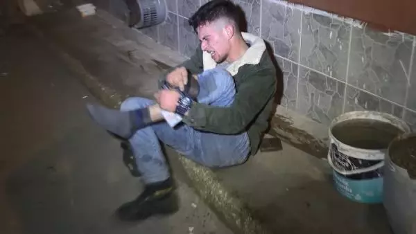 Son dakika haberi... Kısıtlamada 'dur' ihtarına uymayıp polisle çatışan şüpheli kendini vurdu; 1'i yaralı 3 kişi yakalandı Son dakika haberi... Kısıtlamada 'dur' ihtarına uymayıp polisle çatışan şüpheli kendini vurdu; 1'i yaralı 3 kişi yakalandı