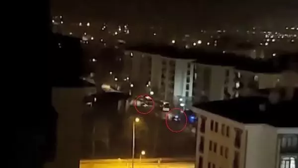 Son dakika haberi... Kısıtlamada 'dur' ihtarına uymayıp polisle çatışan şüpheli kendini vurdu; 1'i yaralı 3 kişi yakalandı Son dakika haberi... Kısıtlamada 'dur' ihtarına uymayıp polisle çatışan şüpheli kendini vurdu; 1'i yaralı 3 kişi yakalandı