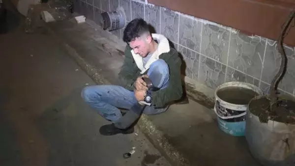 Son dakika haberi... Kısıtlamada 'dur' ihtarına uymayıp polisle çatışan şüpheli kendini vurdu; 1'i yaralı 3 kişi yakalandı Son dakika haberi... Kısıtlamada 'dur' ihtarına uymayıp polisle çatışan şüpheli kendini vurdu; 1'i yaralı 3 kişi yakalandı