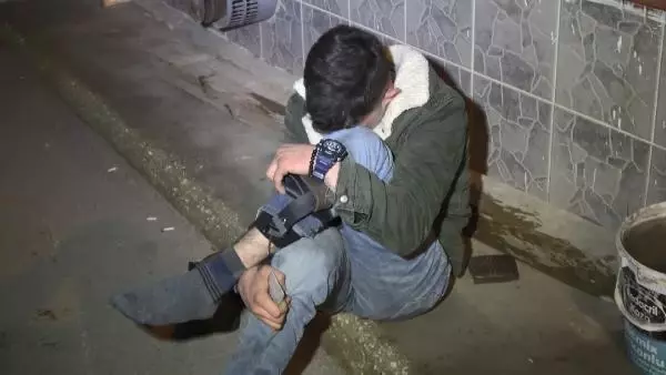 Son dakika haberi... Kısıtlamada 'dur' ihtarına uymayıp polisle çatışan şüpheli kendini vurdu; 1'i yaralı 3 kişi yakalandı Son dakika haberi... Kısıtlamada 'dur' ihtarına uymayıp polisle çatışan şüpheli kendini vurdu; 1'i yaralı 3 kişi yakalandı