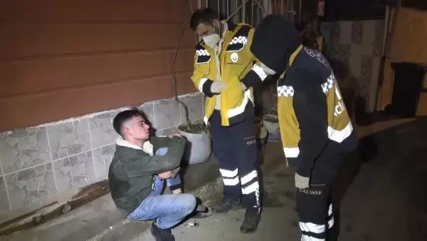 Son dakika haberi... Kısıtlamada 'dur' ihtarına uymayıp polisle çatışan şüpheli kendini vurdu; 1'i yaralı 3 kişi yakalandı Son dakika haberi... Kısıtlamada 'dur' ihtarına uymayıp polisle çatışan şüpheli kendini vurdu; 1'i yaralı 3 kişi yakalandı