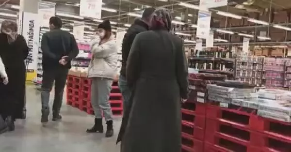 Kısıtlamada markette şaşırtan yoğunluk Kısıtlamada markette şaşırtan yoğunluk