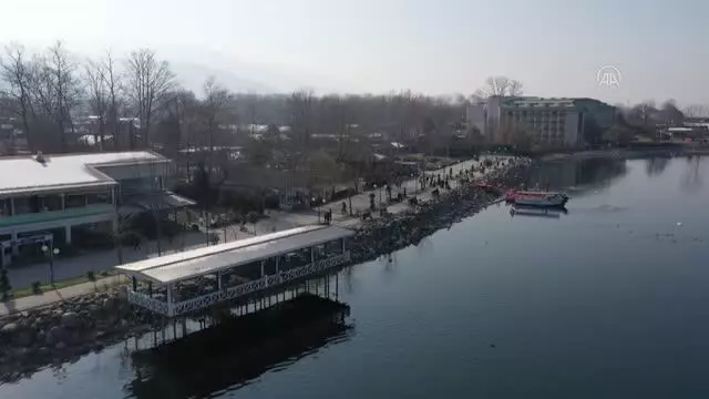 Kısıtlamadan muaf turistler Sapanca'da güzel havanın tadını çıkardı Kısıtlamadan muaf turistler Sapanca'da güzel havanın tadını çıkardı