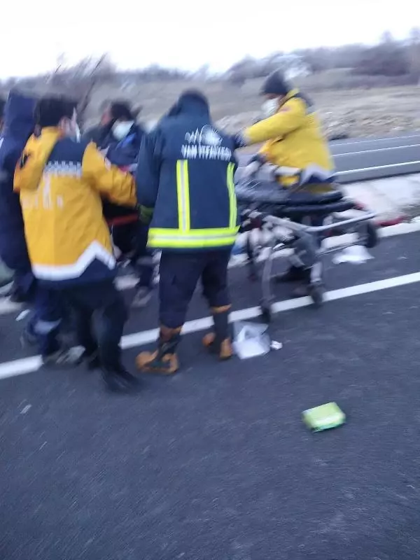 Kontrolden çıkarak takla atan pikapta sıkışan 4 kişiyi itfaiye kurtardı Kontrolden çıkarak takla atan pikapta sıkışan 4 kişiyi itfaiye kurtardı