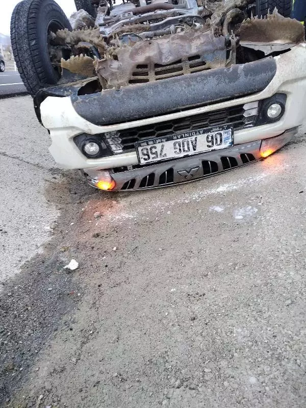 Kontrolden çıkarak takla atan pikapta sıkışan 4 kişiyi itfaiye kurtardı Kontrolden çıkarak takla atan pikapta sıkışan 4 kişiyi itfaiye kurtardı