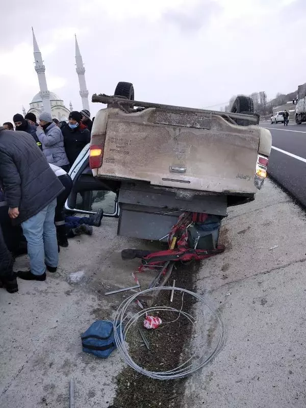Kontrolden çıkarak takla atan pikapta sıkışan 4 kişiyi itfaiye kurtardı Kontrolden çıkarak takla atan pikapta sıkışan 4 kişiyi itfaiye kurtardı