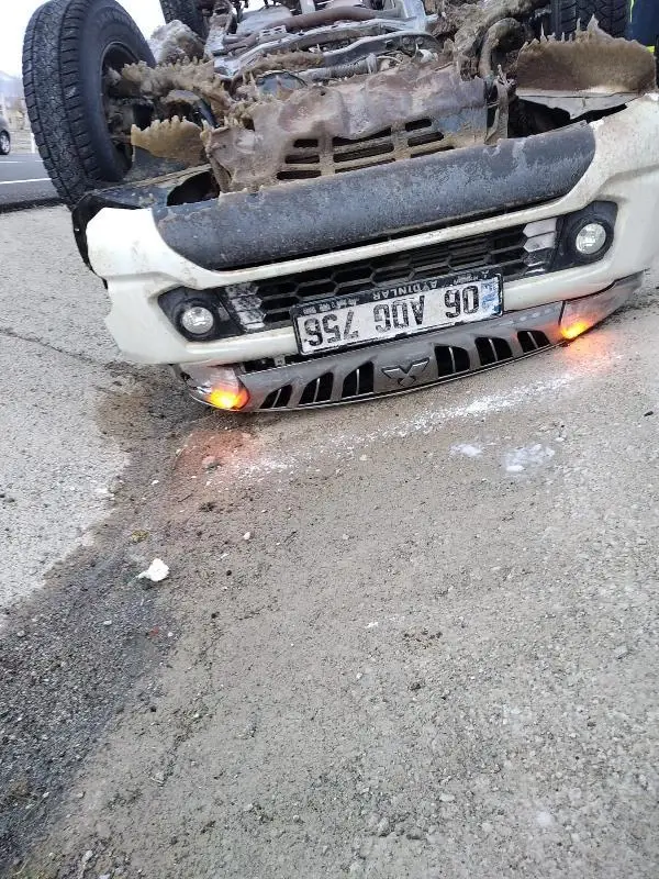 Kontrolden çıkarak takla atan pikapta sıkışan 4 kişiyi itfaiye kurtardı Kontrolden çıkarak takla atan pikapta sıkışan 4 kişiyi itfaiye kurtardı