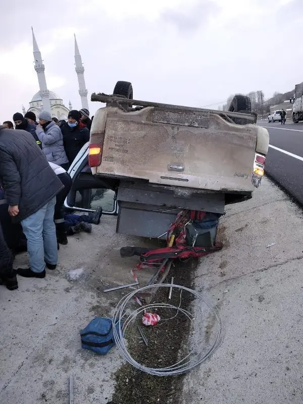 Kontrolden çıkarak takla atan pikapta sıkışan 4 kişiyi itfaiye kurtardı Kontrolden çıkarak takla atan pikapta sıkışan 4 kişiyi itfaiye kurtardı