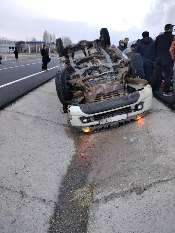 Kontrolden çıkarak takla atan pikapta sıkışan 4 kişiyi itfaiye kurtardı Kontrolden çıkarak takla atan pikapta sıkışan 4 kişiyi itfaiye kurtardı
