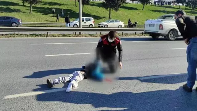 Yola fırlayan köpeği kurtarmak isteyen çocuğa araba çarptı Yola fırlayan köpeği kurtarmak isteyen çocuğa araba çarptı