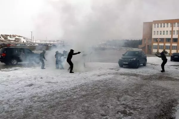 Son dakika! Korumaların film sahnelerini aratmayan zorlu eğitimi Son dakika! Korumaların film sahnelerini aratmayan zorlu eğitimi