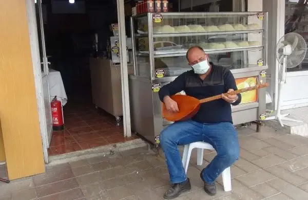 Künefe ustası müşterilerini mani ve türkülerle karşılıyor Künefe ustası müşterilerini mani ve türkülerle karşılıyor