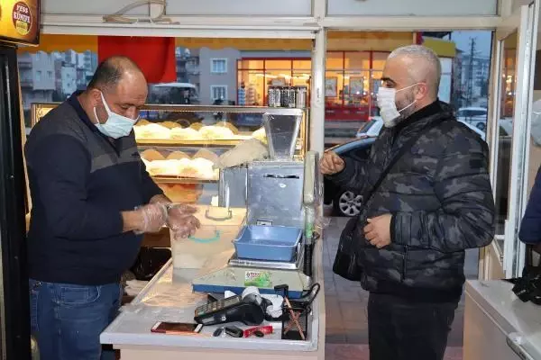 Künefe ustası müşterilerini mani ve türkülerle karşılıyor Künefe ustası müşterilerini mani ve türkülerle karşılıyor