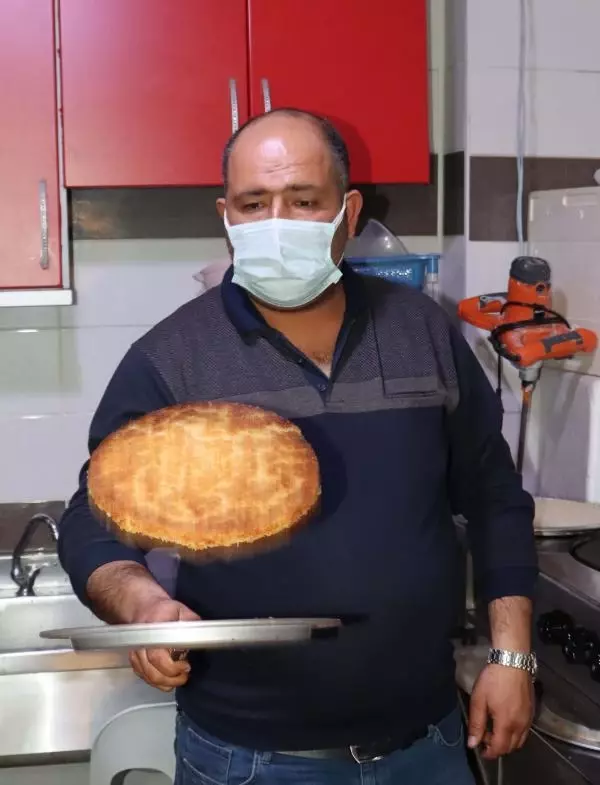 Künefe ustası müşterilerini mani ve türkülerle karşılıyor Künefe ustası müşterilerini mani ve türkülerle karşılıyor