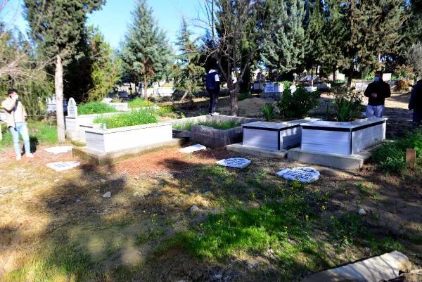 Mezar taşları kırılan ikiz şehitlerin babası, 'Ahmet'imi, Mehmet'imi rahat bırakmıyor hainler' diyerek gözyaşı döktü